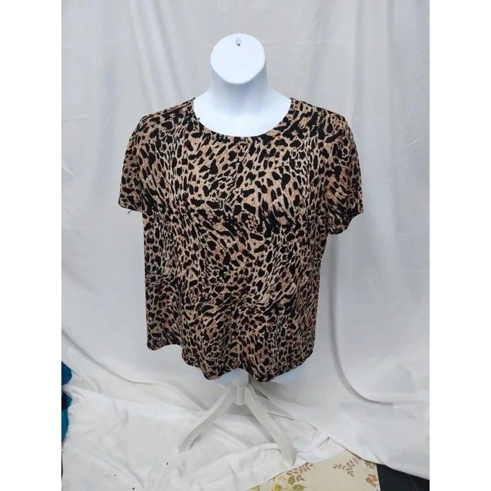 show your wild side in this white stag animal print blouse SZ 2X